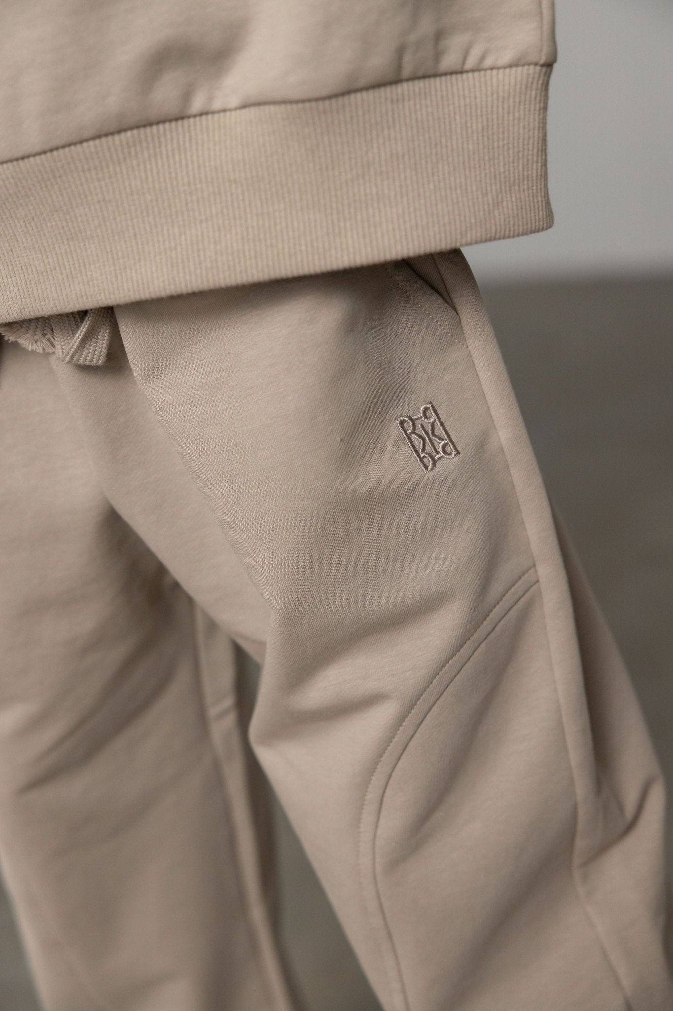 מכנס אבן עם רקמת לוגו - Hipster