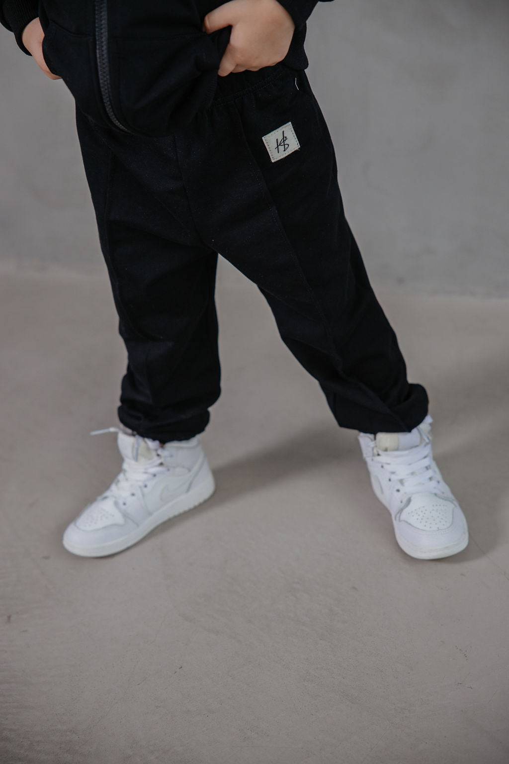 מכנס בשילוב תיפורים שחור - Hipster