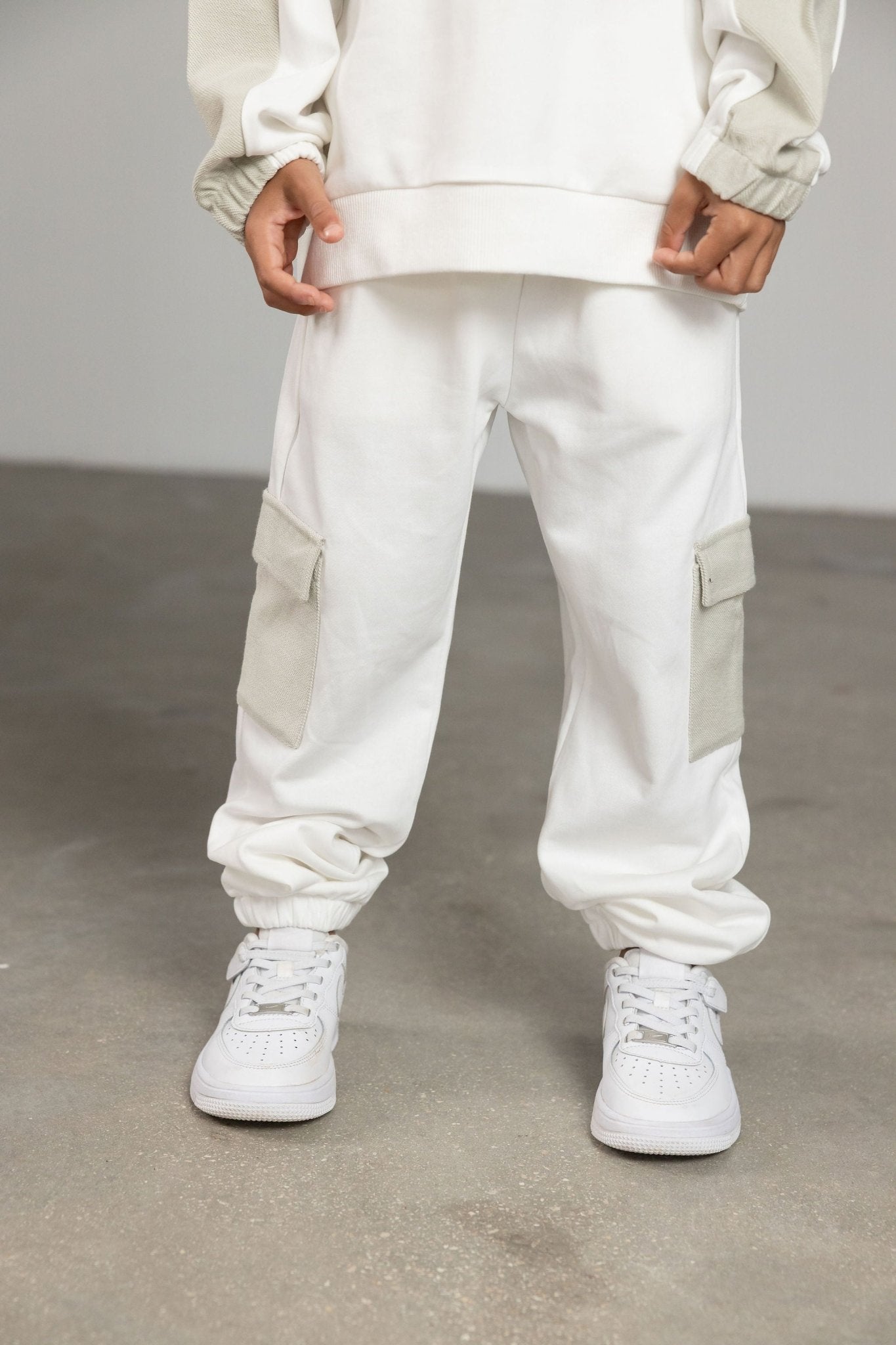 מכנס ג'סי לבן בשילוב אפור - Hipster