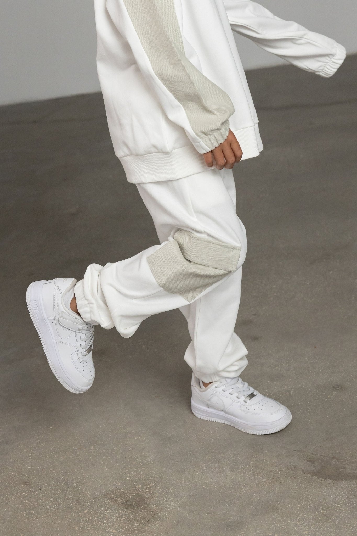 מכנס ג'סי לבן בשילוב אפור - Hipster