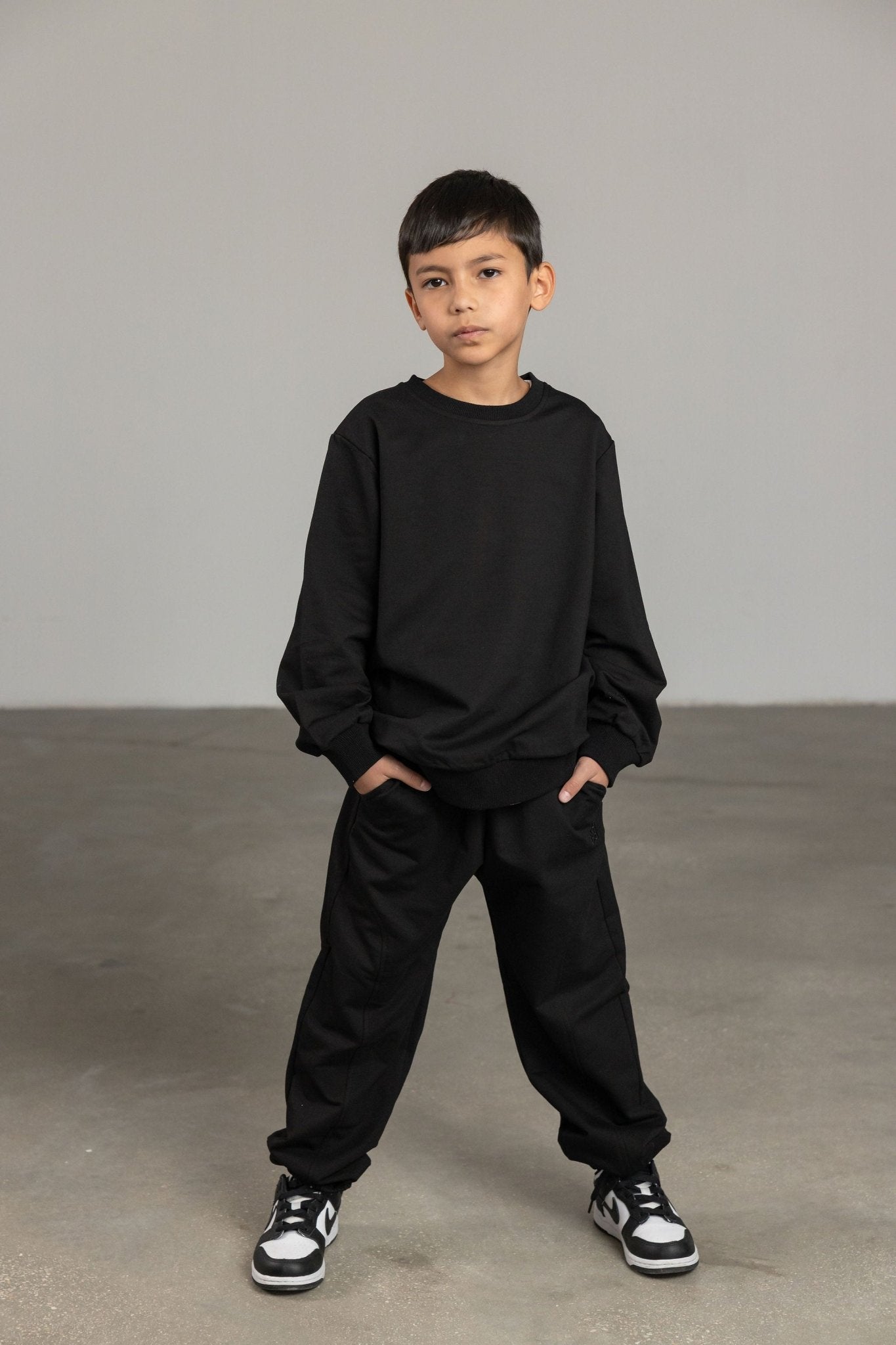 סווטשירט שחור עם רקמת לוגו - Hipster