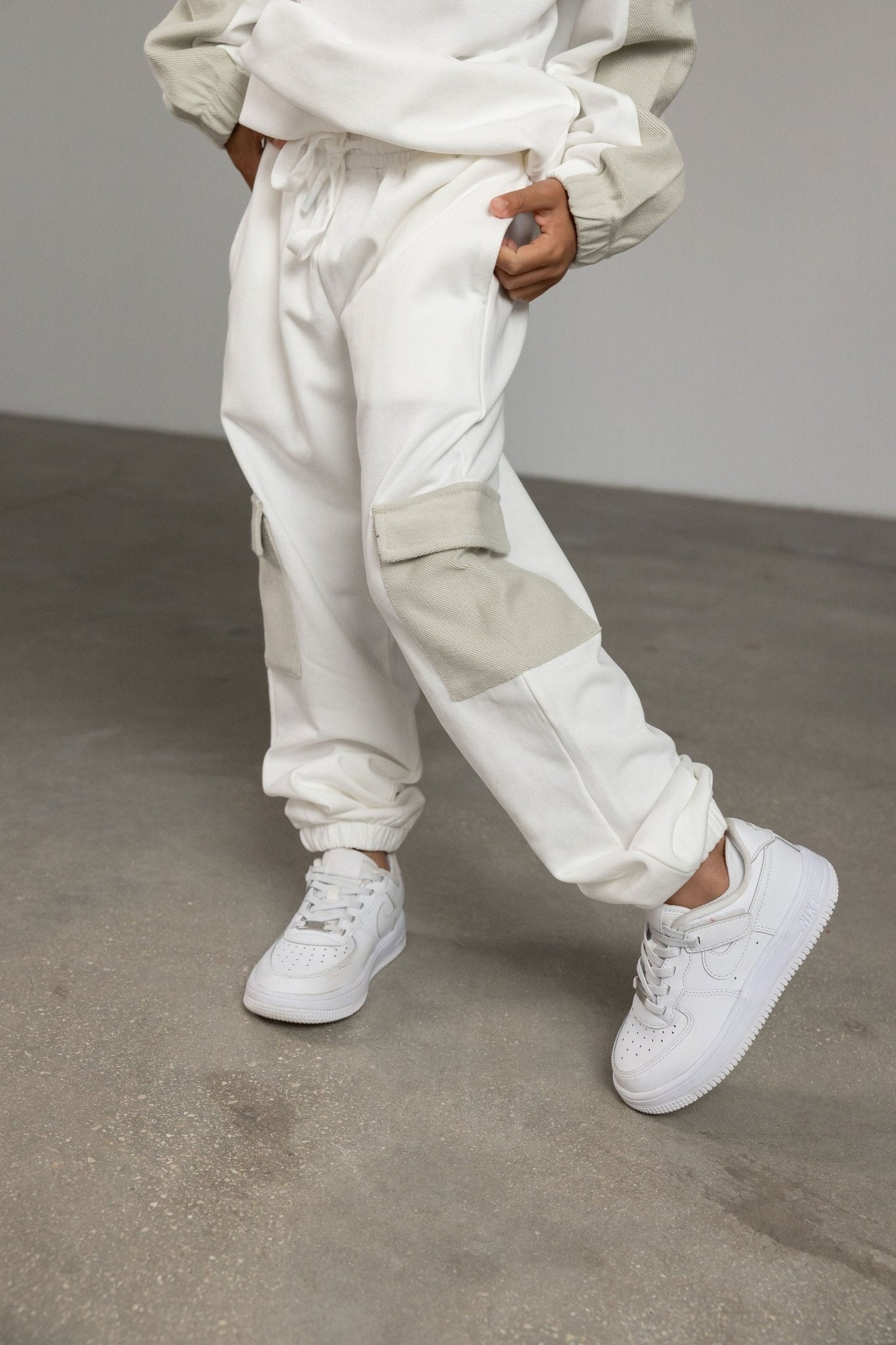 מכנס ג'סי לבן בשילוב אפור - Hipster