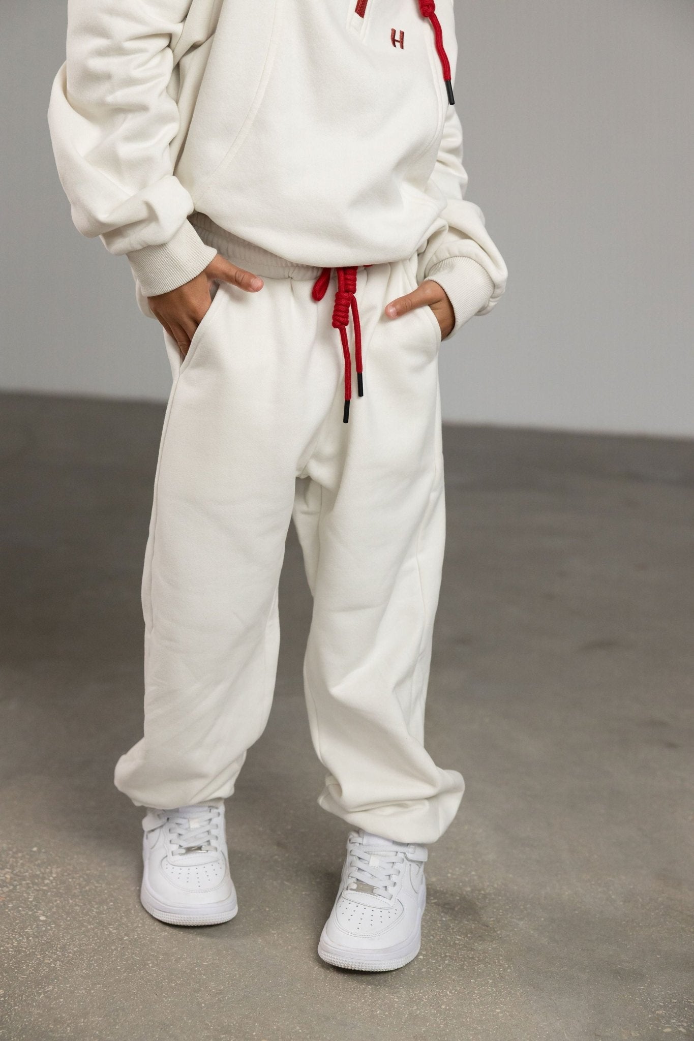 מכנס נילו בז' בשילוב בורדו - Hipster