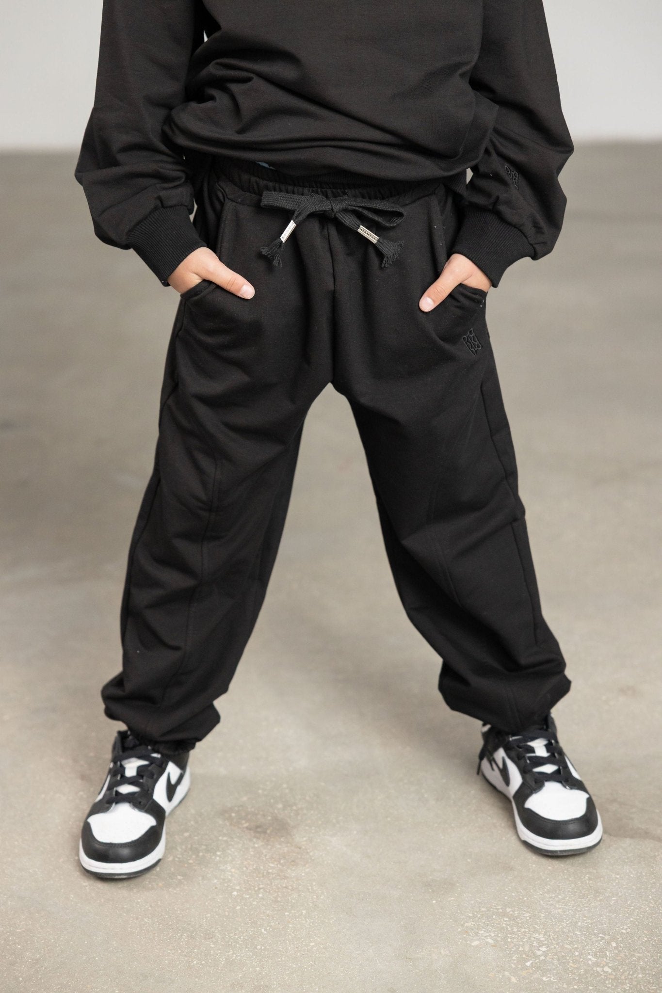 מכנס שחור עם רקמת לוגו - Hipster