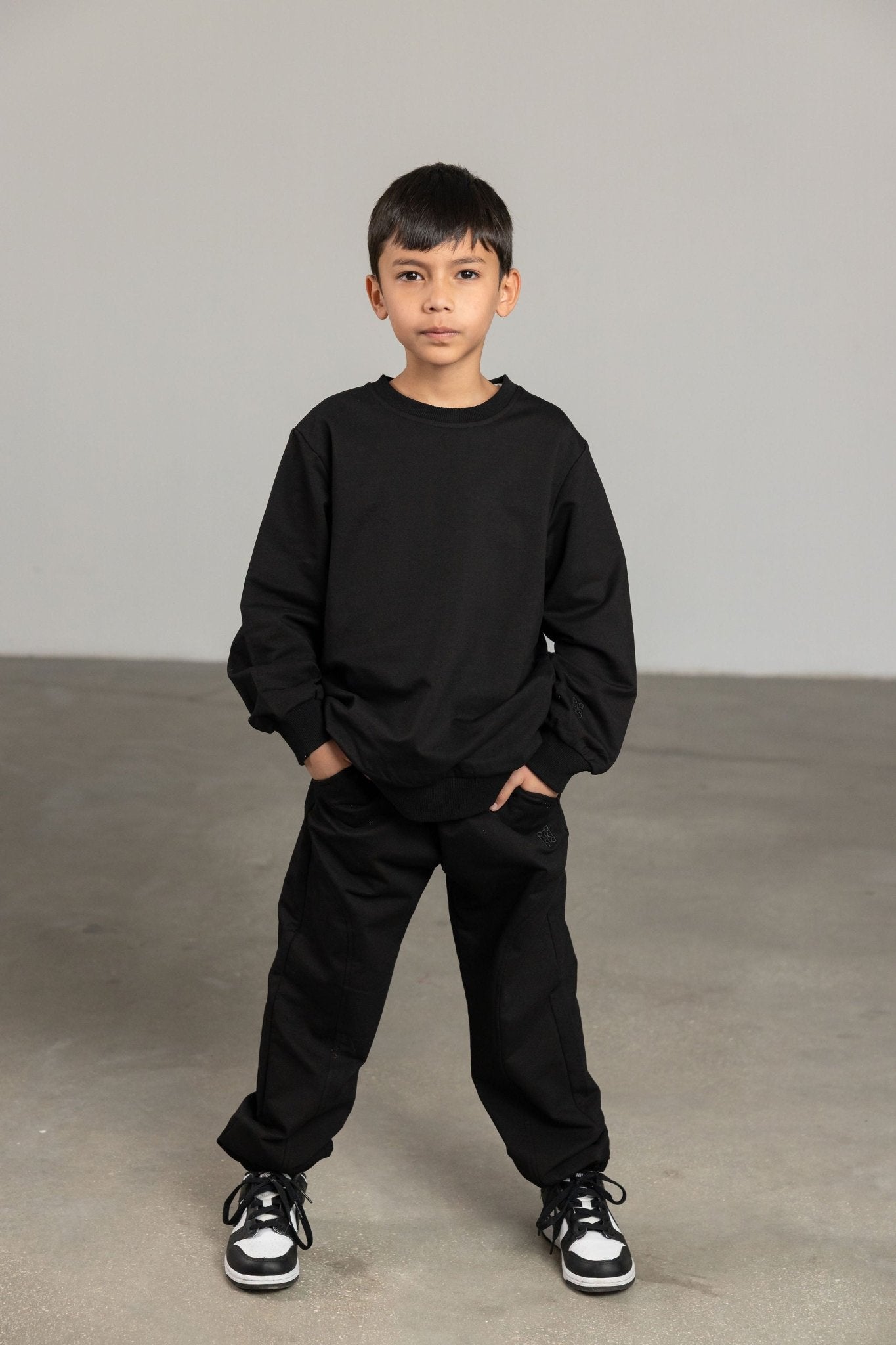 סווטשירט שחור עם רקמת לוגו - Hipster