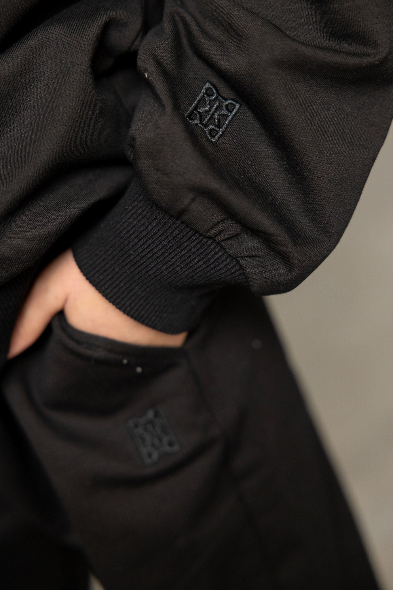 סווטשירט שחור עם רקמת לוגו - Hipster