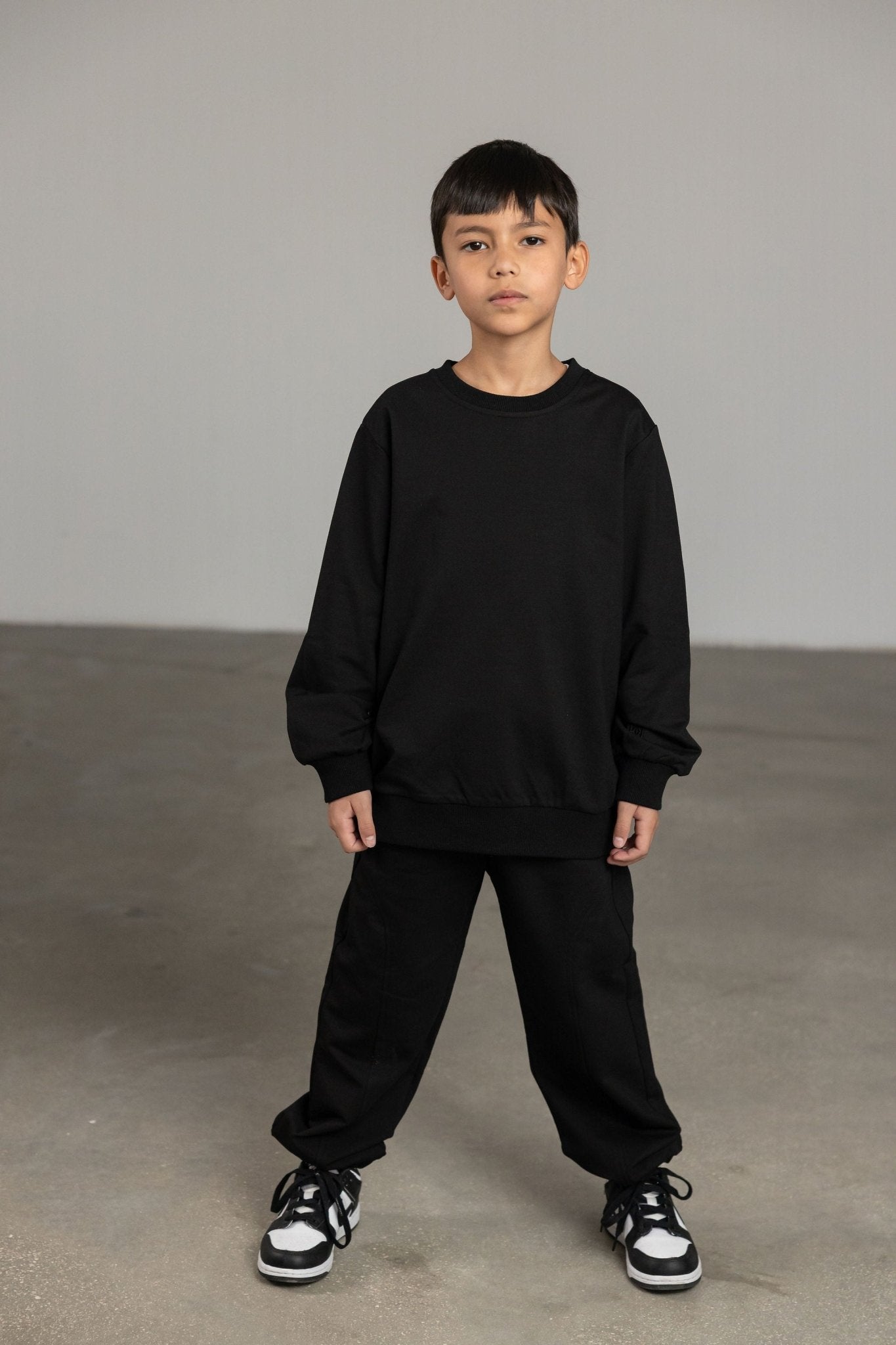 סווטשירט שחור עם רקמת לוגו - Hipster