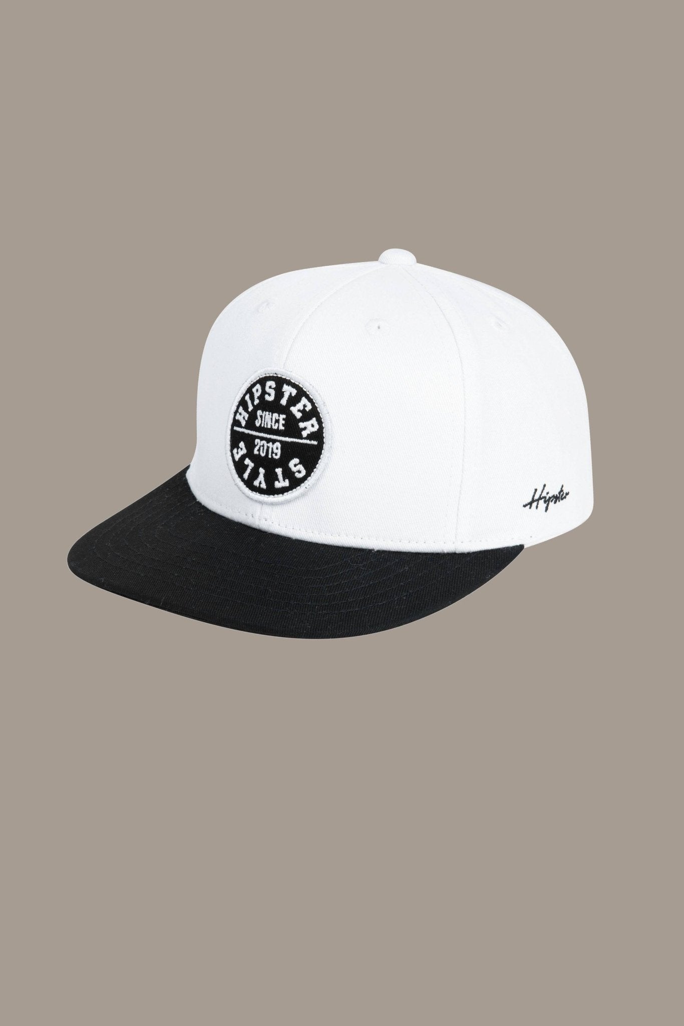 כובע לבן בשילוב פאצ - Hipster